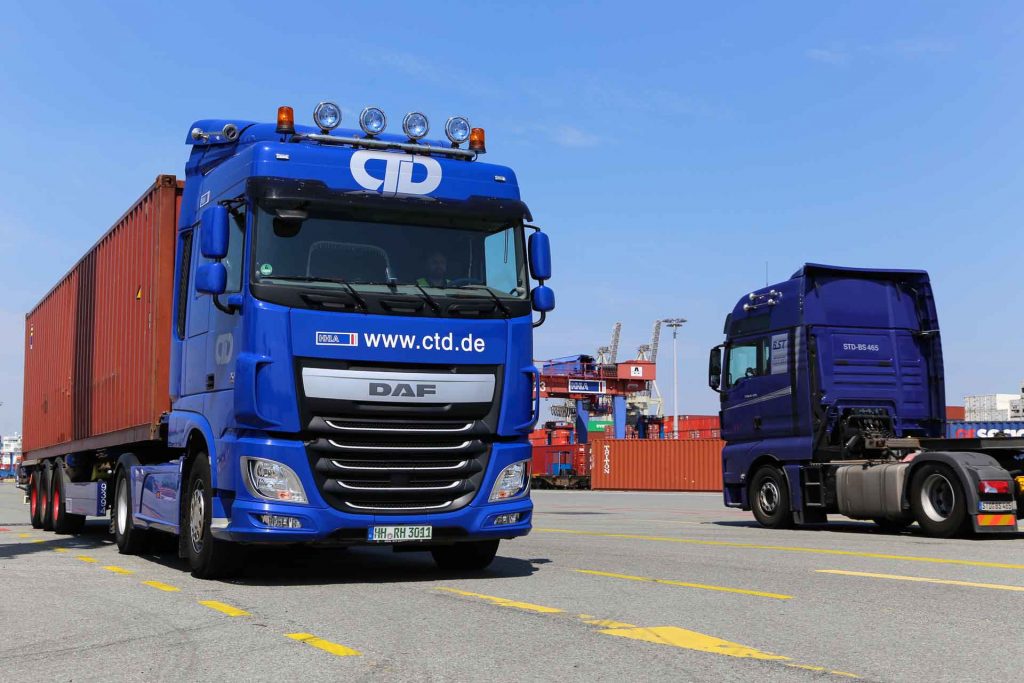 LKW mit Container (Fotonachweis HHLA)