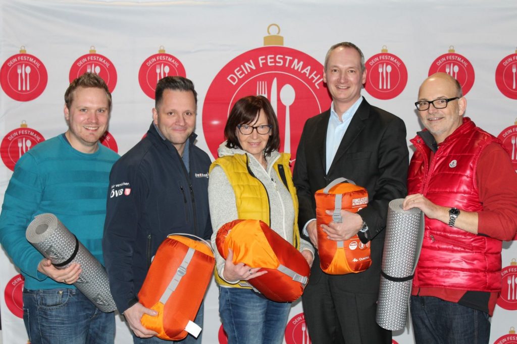 Marco Molitor and Simon Zeimke hand over 100 sleeping bags and isomats to the DRK