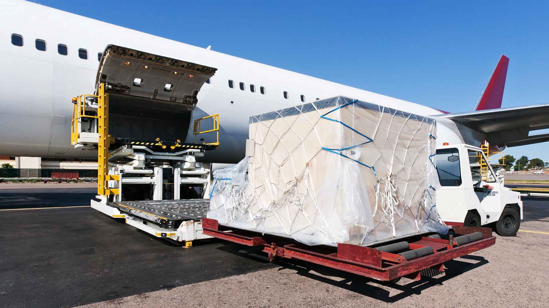 Грузовой авиатранспорт. Перевезу груз самолетом. Перевезу груз самолетом. Грузовые воздушные перевозки. Грузовой самолет погрузка.