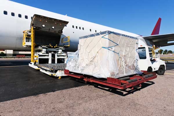 Luftfrachtexport: Flugzeug wird mit Luftfrachtcontainer beladen