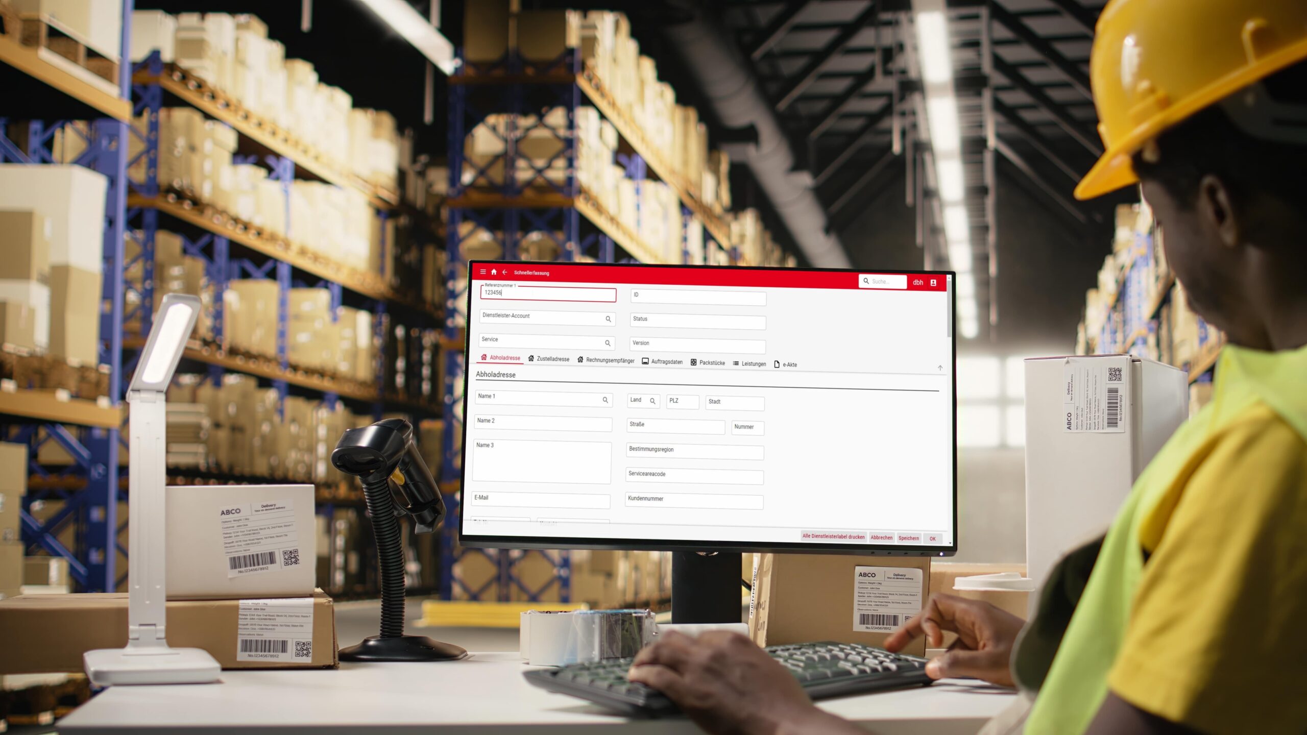 Versandmitarbeiterin bei der Schnellerfassung in Advantage Delivery von dbh.