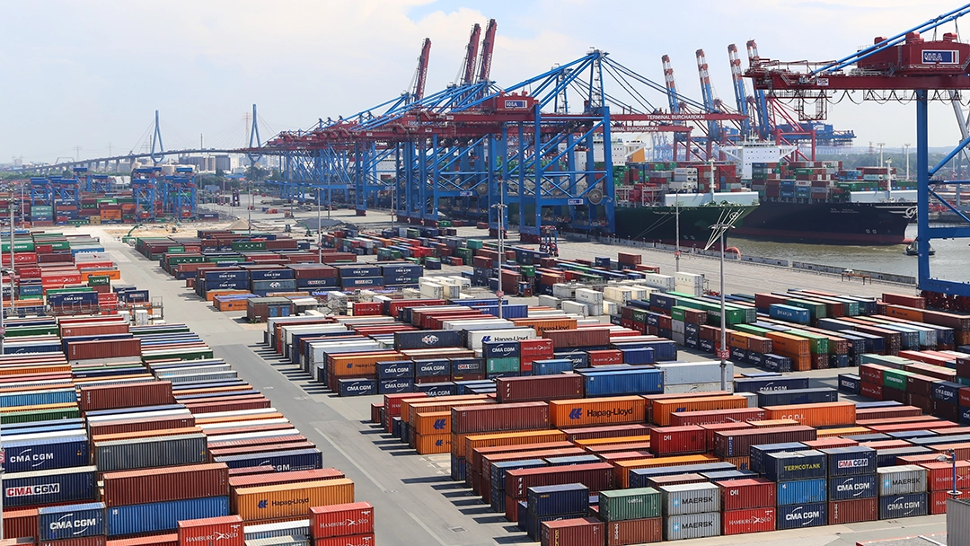 Hafen mit Containern im  Hamburger Hafen
