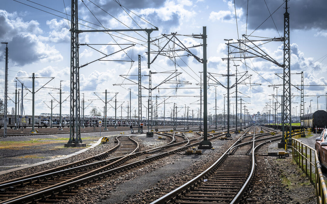 Viele Eisenbahnschienen, die in verschiedene Richtungen führen.